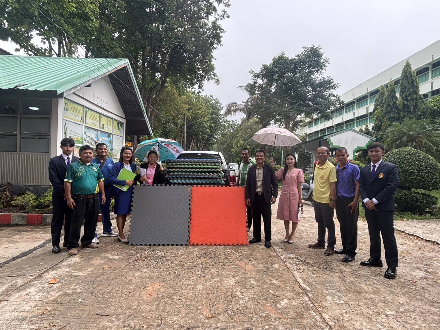 โรงเรียนสตึกขอขอบคุณ บริษัท เอส.ซี.โพลิเมอร์ จำกัด มอบแผ่นจื๊กซอร์ปูพื้น