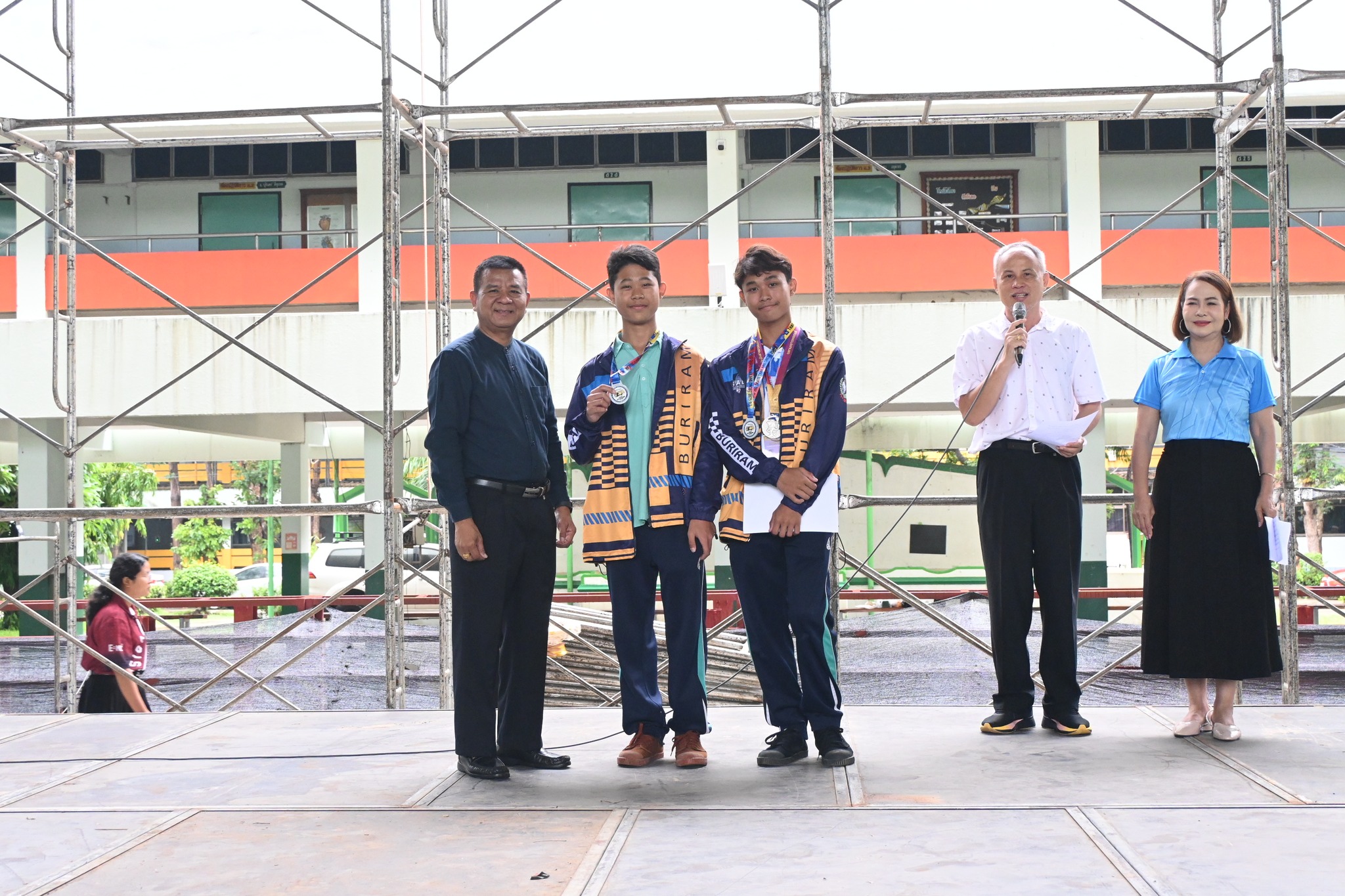 นายธัชเวชช์ ศานติบูรณ์ ผู้อำนวยการโรงเรียนสตึกมอบเกียรติบัตรกับนักกีฬาตัวเเทนจังหวัดบุรีรัมย์ในการเเข่งขันกีฬาเยาวชนเเห่ชาติครั้งที่ 40 "ฉลามเยาวชนเกมส์" ณ โดมอเนกประสงค์โรงเรียนสตึก