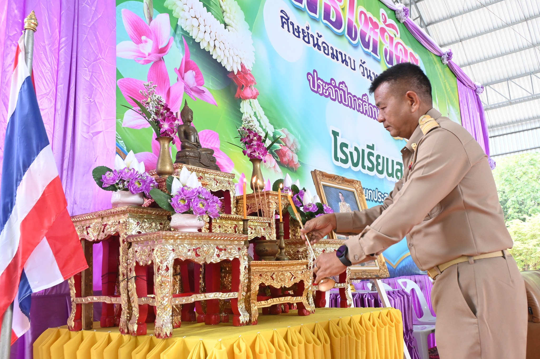 นายธัชเวชช์ ศานติบูรณ์ ผู้อำนวยการโรงเรียนสตึกเป็นประธานในพิธีจัดกิจกรรมพิธีไหว้ครู ศิษย์น้อมนบ วันทา บูชาครู ประจำปีการศึกษา 2568