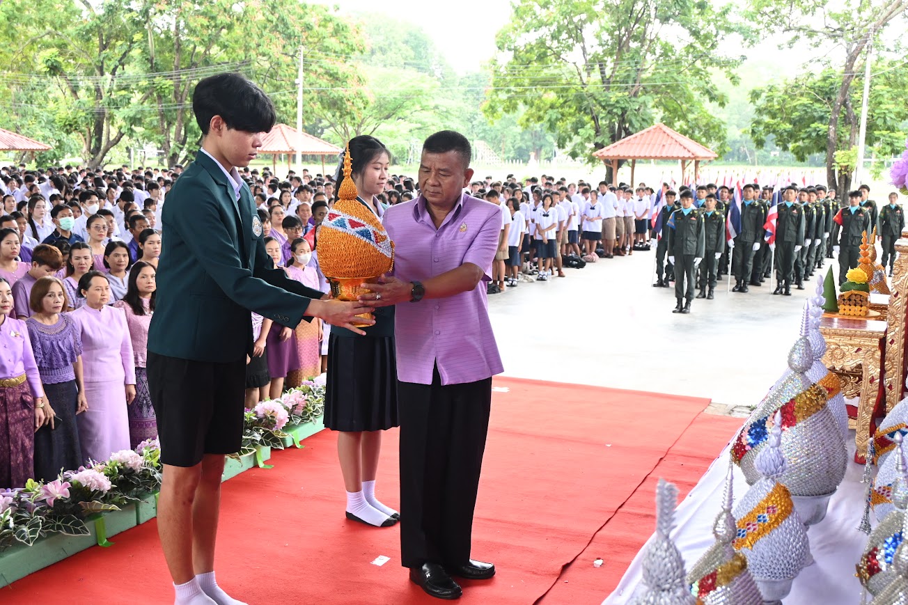 นายธัชเวชช์ ศานติบูรณ์ ผู้อำนวยการโรงเรียนสตึก นำคณะครูเเละนักเรียนโรงเรียนสตึก ทูลเกล้าทูลกระหม่อมถวายพานพุ่มเงิน พานพุ่มทอง