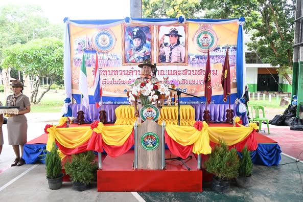 นายธัชเวชช์ ศานติบูรณ์ ผู้อำนวยการโรงเรียนสตึกเป็นประธานเปิดงานในพิธีทบทวนคำปฏิญาณและสวนสนามเนื่องในวันคล้ายวันสถาปนาคณะลูกเสือแห่งชาติ ประจำปี 2568