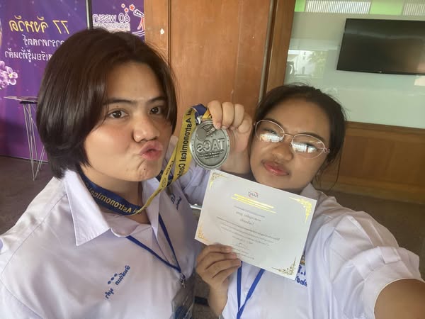 ชุมนุมดาราศาสตร์โรงเรียนสตึกขอแสดงความยินดีกับสมาชิกในชุมนุม กับ นางสาวพิมพ์ชนก มุคำ และนางสาวกุลธิดา มูลพล รางวัล เหรียญเงิน การนำเสนอโครงงานดาราศาสตร์ ในการประชุมวิชาการดาราศาสตร์แห่งประเทศไทย (สำหรับเยาวชน)