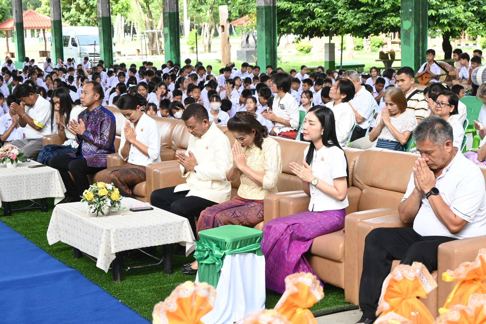 โรงเรียนสตึกจัดพิธีบำเพ็ญกุศลเนื่องในวันอาสาฬหบูชาและวันเข้าพรรษา พุทธศักราช 2568 วันอาสาฬหบูชาเป็นวันสำคัญทางพระพุทธศาสนาที่ระลึกถึงวันที่พระพุทธเจ้าทรงแสดงปฐมเทศนา หรือเทศน์ครั้งแรกแก่ปัญจวัคคีย์ ซึ่งถือเป็นวันที่พระรัตนตรัย (พระพุทธ พระธรรม พระสงฆ์) ครบองค์ 3